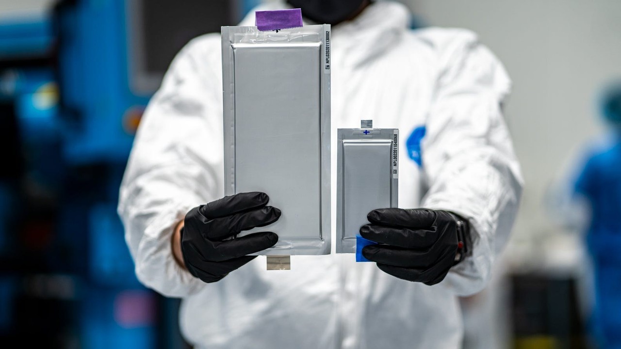 A bateria de estado sólido, prometida há anos como o futuro dos carros elétricos, finalmente começa a sair do laboratóri