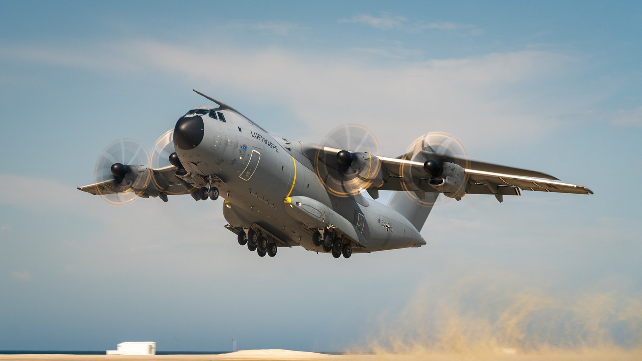 A Airbus está transformando o avião de carga A400M numa nave-mãe capaz de lançar até cinquenta drones ou doze mísseis de