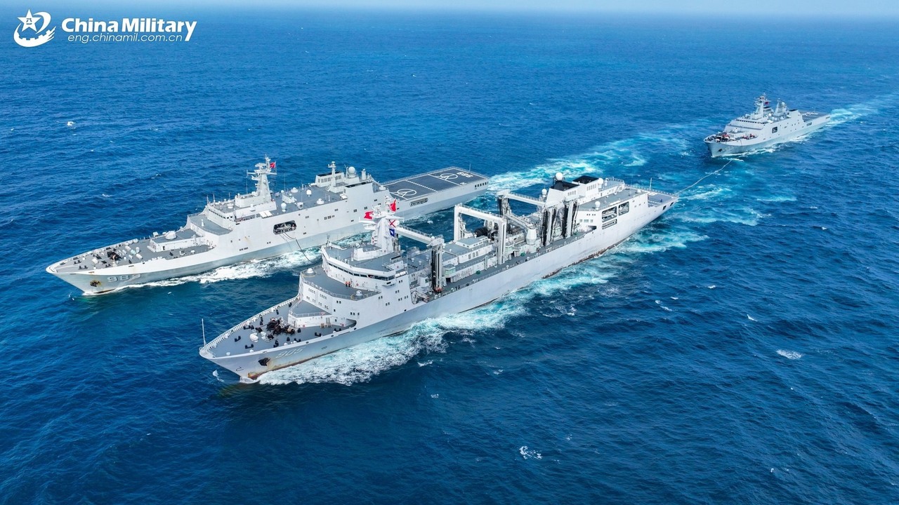 A China mostrou um navio de guerra de quarenta mil toneladas que pode estar carregando a bordo um drone de ataque furtiv