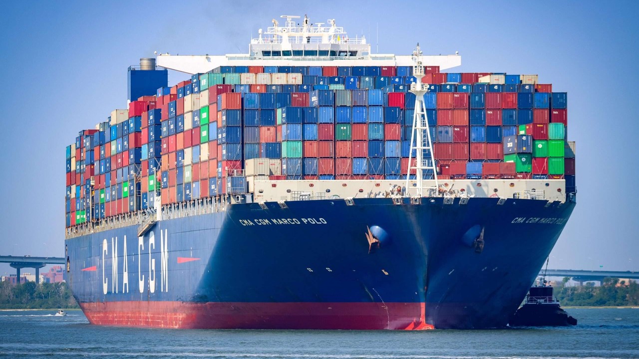 O maior porta-contêiner do mundo zarpou de Xangai carregando 24 mil contêineres e vai estrear na Europa em julho