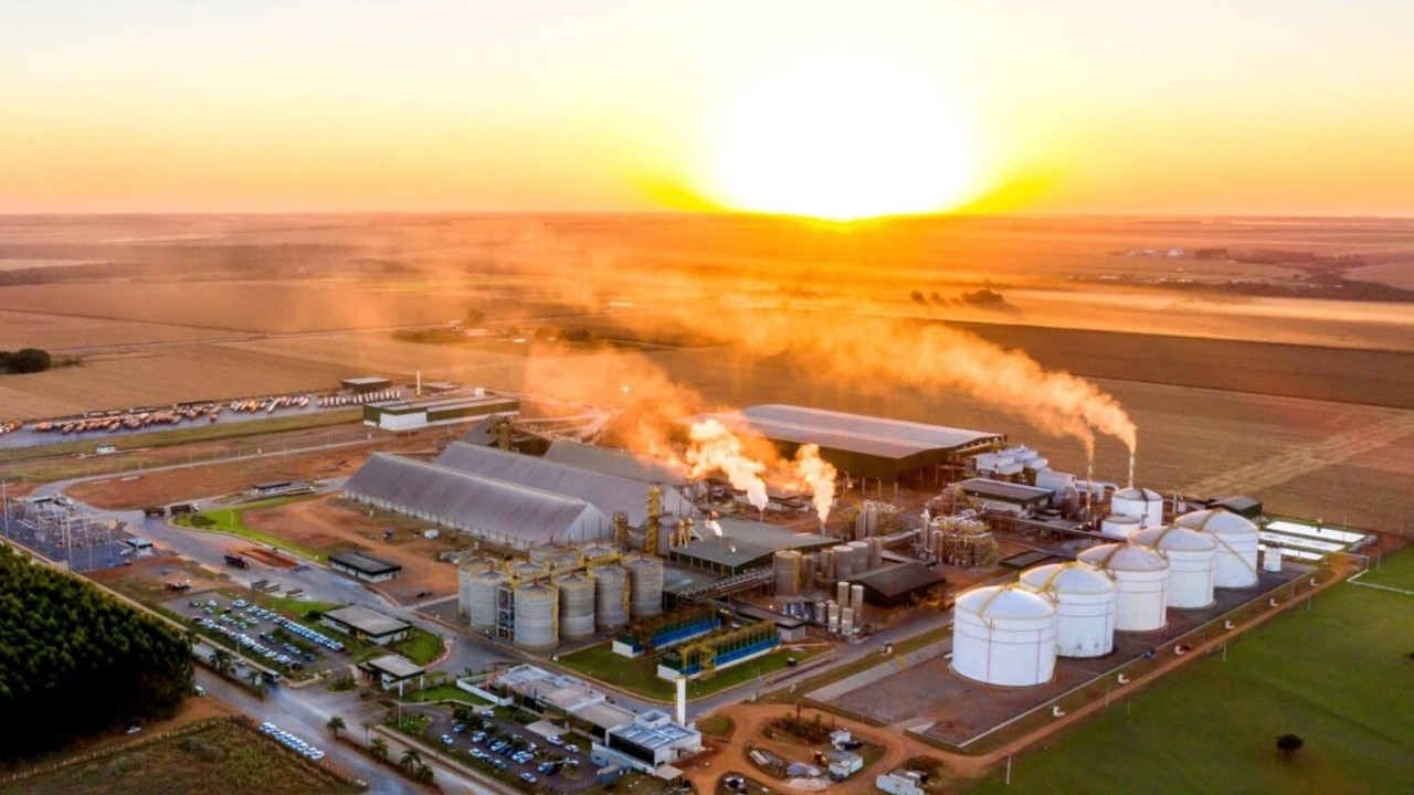 Brasil caminha para um recorde de 40,7 bilhões de litros de etanol na safra 2026/27, puxado pelo etanol de milho