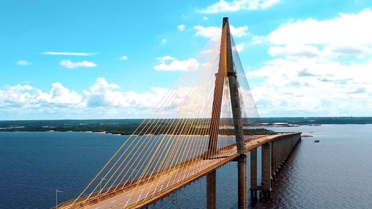 A ponte que despencou sobre o rio foi reconstruída em apenas um ano e voltou a costurar dois estados do Brasil
