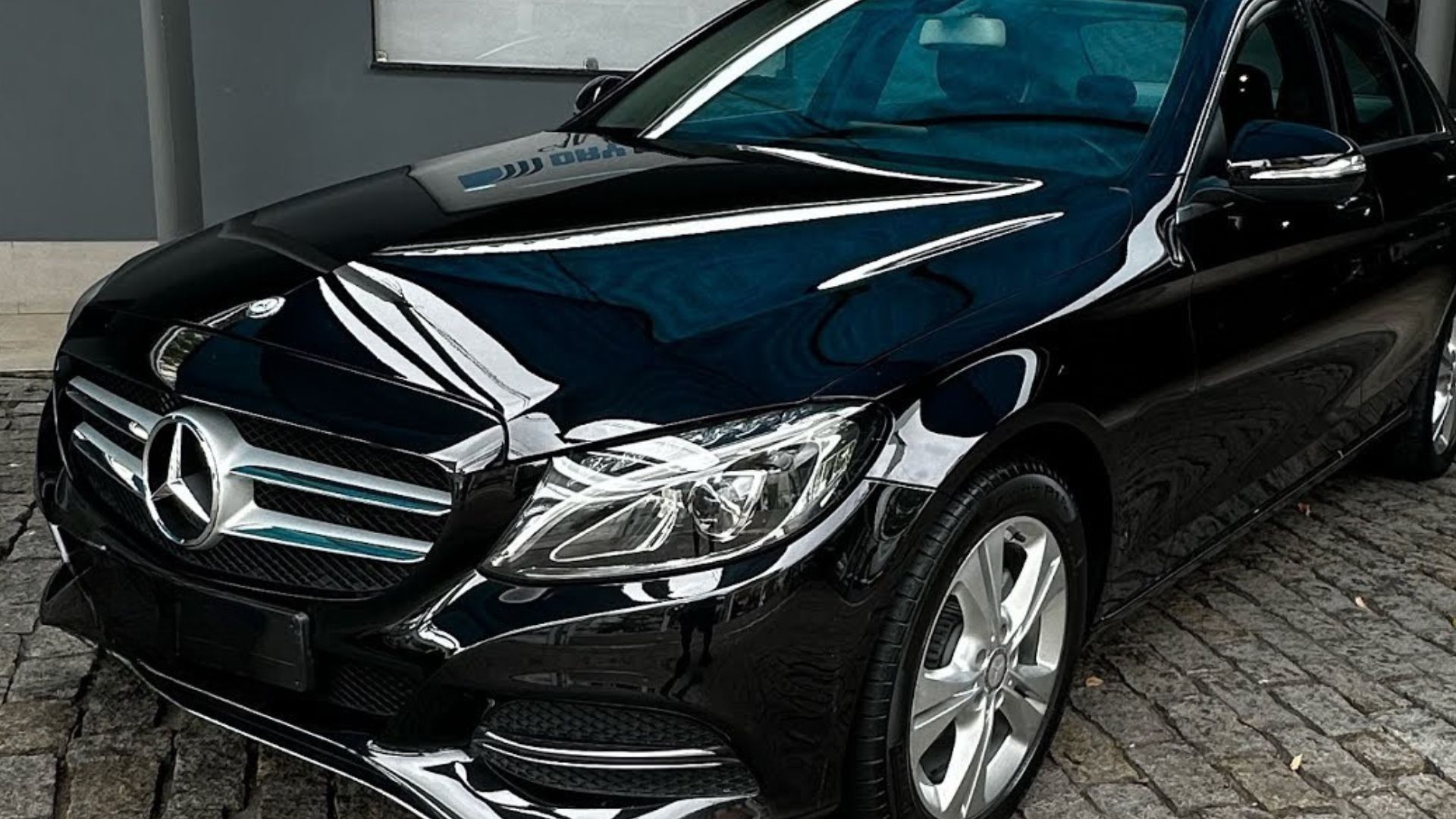 Mercedes-Benz C180 Avantgarde 2015 combina tração traseira, motor turbo de 156 cv, porta-malas de 480 litros e preço próximo ao de compactos zero km.
