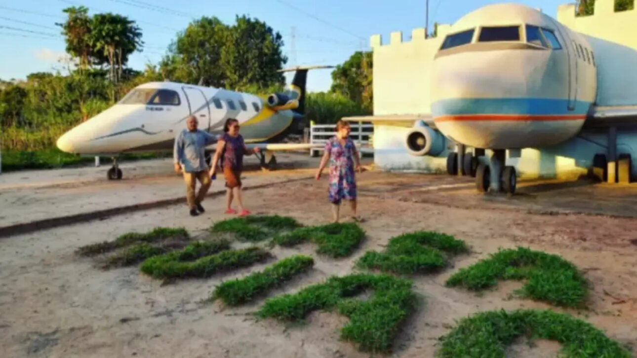 Hombre construye réplica de aviones en el patio de casa