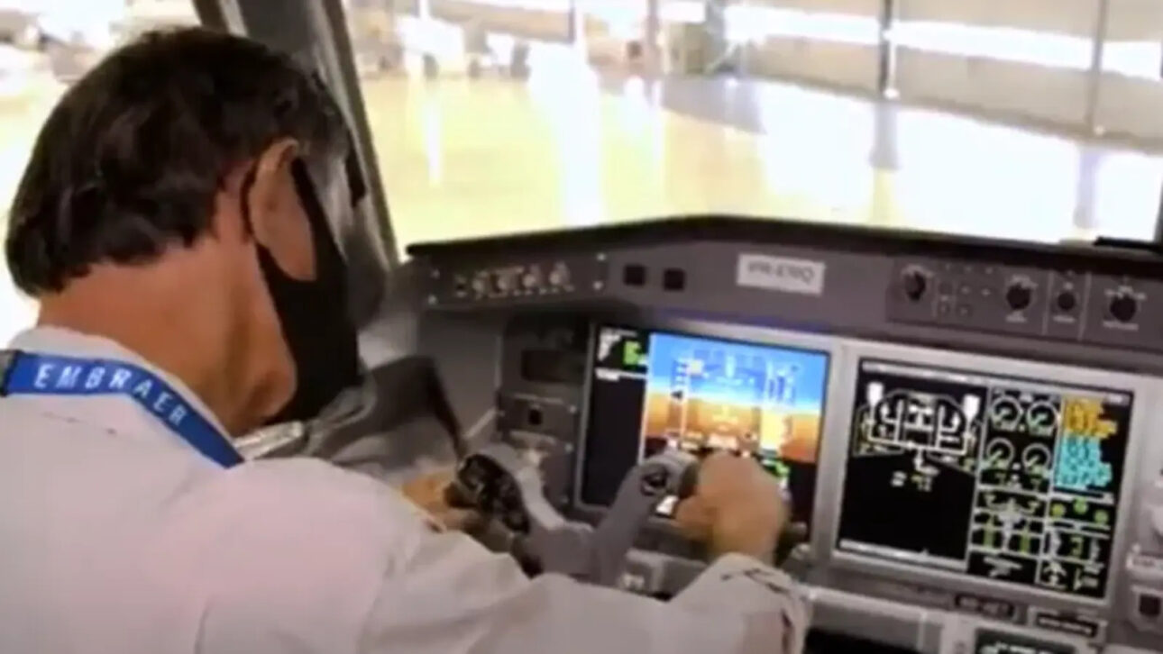 Hombre construye réplica de aviones en el patio de casa