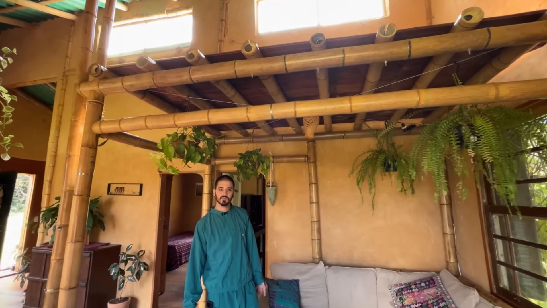 Casa suspensa de bambu e terra em meio à natureza na Serra da Mantiqueira, Monteiro Lobato