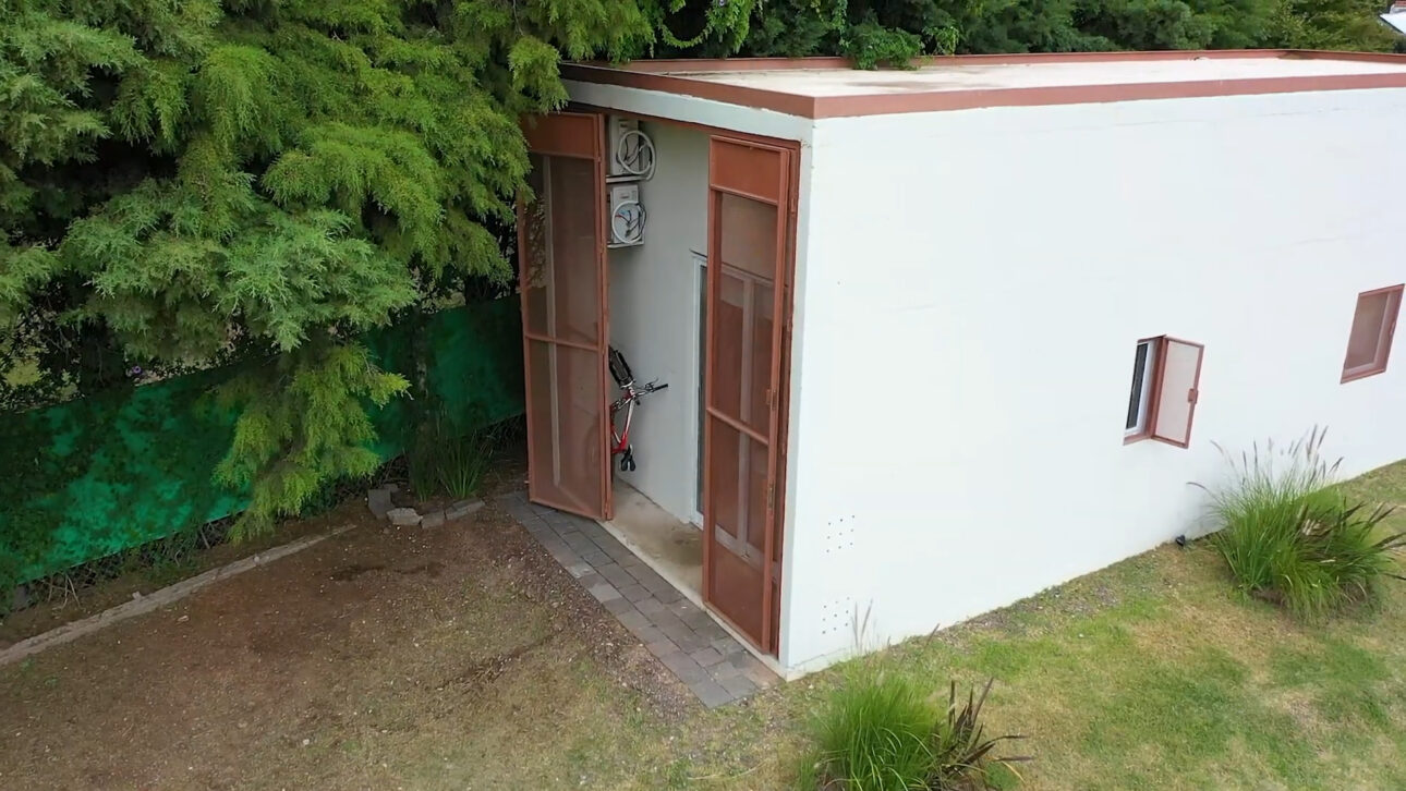 A Hüga Home é uma casa pré-fabricada de concreto que chega pronta ao terreno, pode ser instalada em menos de um dia e oferece 45 m² de área útil.