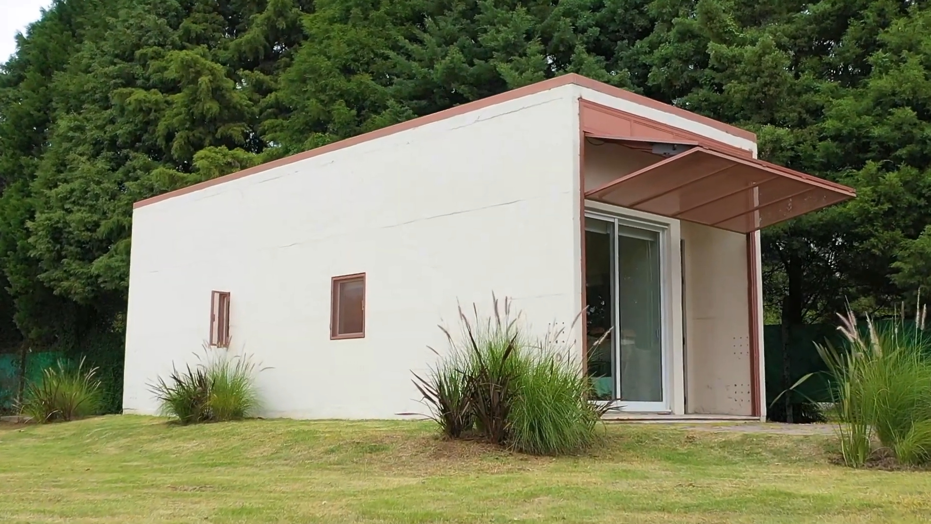 A Hüga Home é uma casa pré-fabricada de concreto que chega pronta ao terreno, pode ser instalada em menos de um dia e oferece 45 m² de área útil.