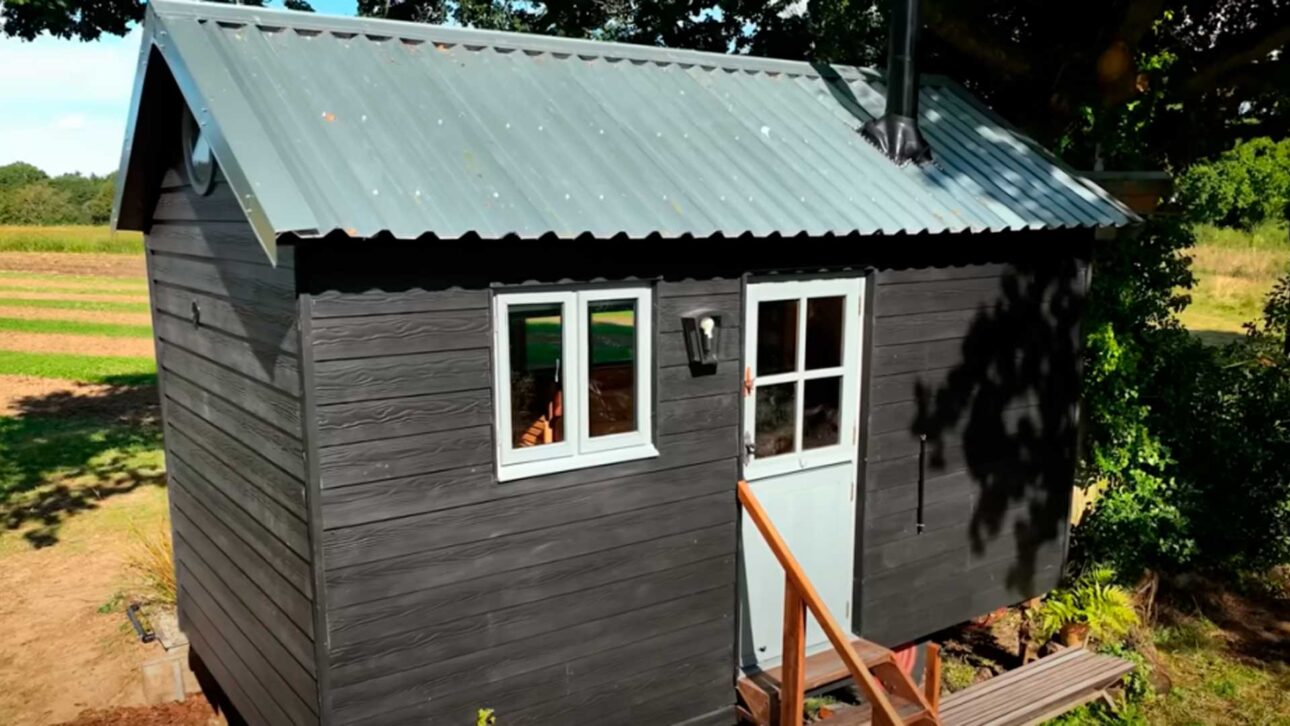 casa foi construída sobre um reboque de dois eixos