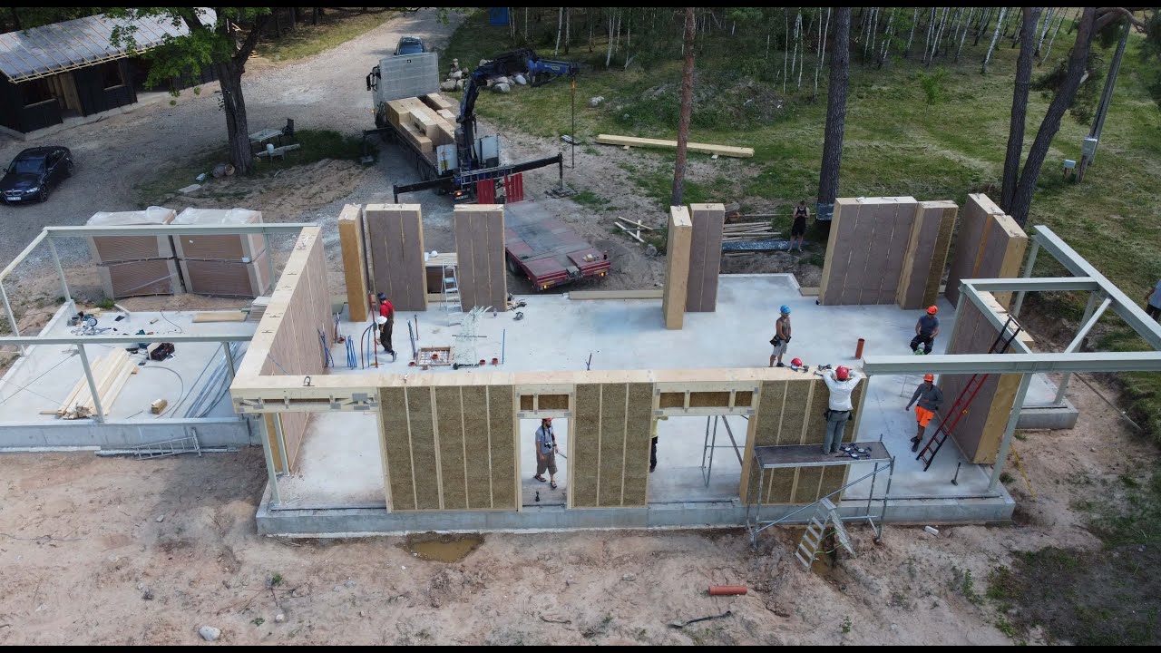 Sem tijolo, sem concreto e sem desperdício: empresa europeia cria painéis de palha que chegam prontos à obra e permitem erguer paredes em poucos dias