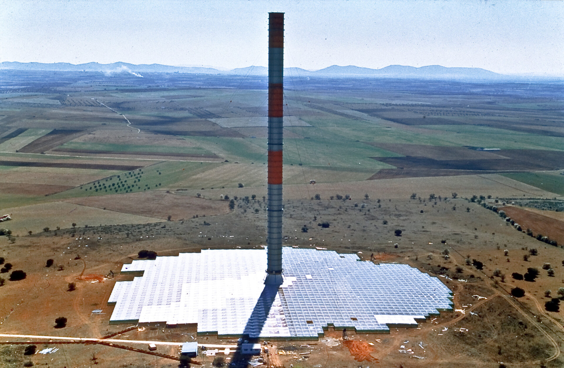 Protótipo em Manzanares provou que uma torre solar podia gerar eletricidade com calor do Sol, efeito estufa e corrente ascendente de ar.
