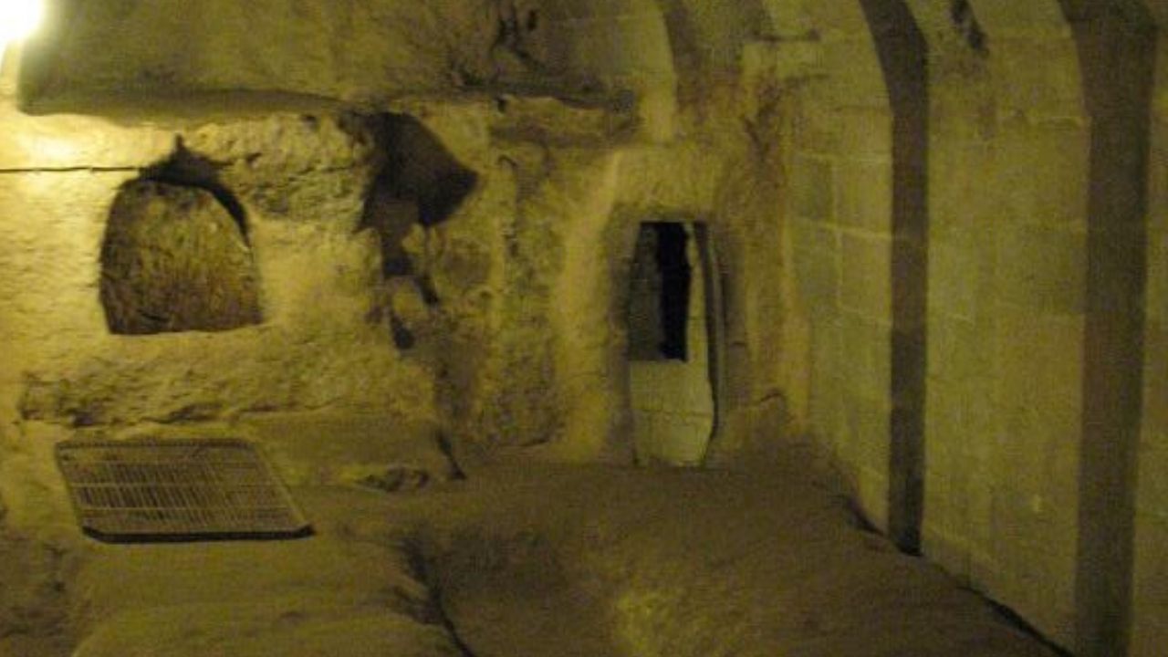Derinkuyu, in Cappadocia, was rediscovered in 1963 and impresses with up to 18 levels, 85 meters deep, and space for 20,000 people.