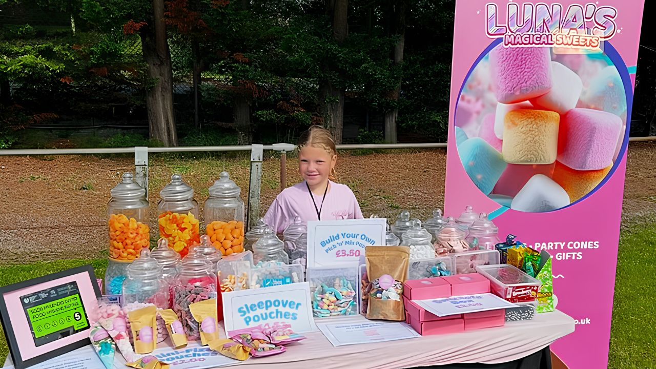 Com apenas oito anos, Luna Lily comanda uma marca de doces que fatura R$ 3,6 mil mensais. Descubra a estrutura por trás da Luna's Magical Sweets.