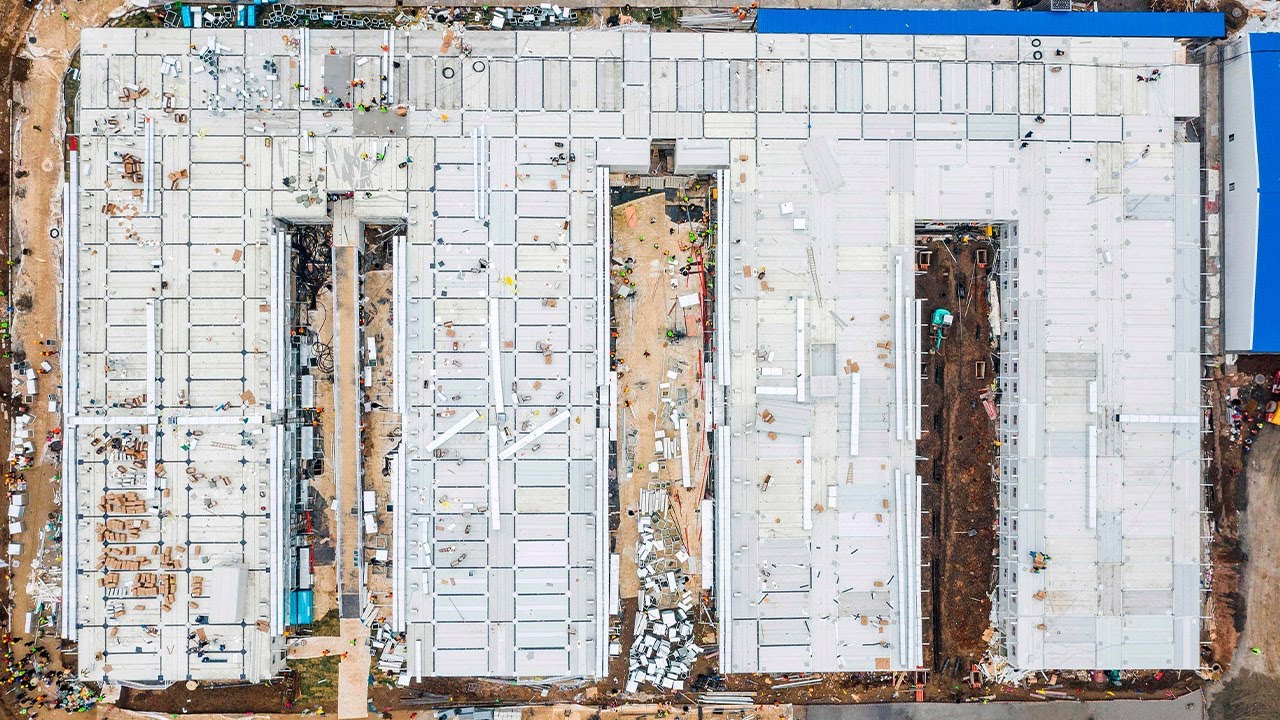 Prefabrication shortened stages and became the heart of the hospital assembly