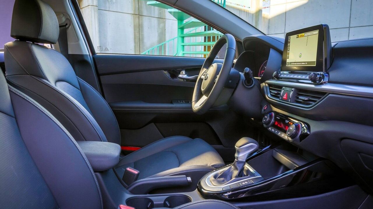 Descubra o Kia Cerato EX 2020, o sedã usado com motor 2.0, 520 litros de porta-malas e preço competitivo que desbanca os líderes Honda Civic e Toyota Corolla.