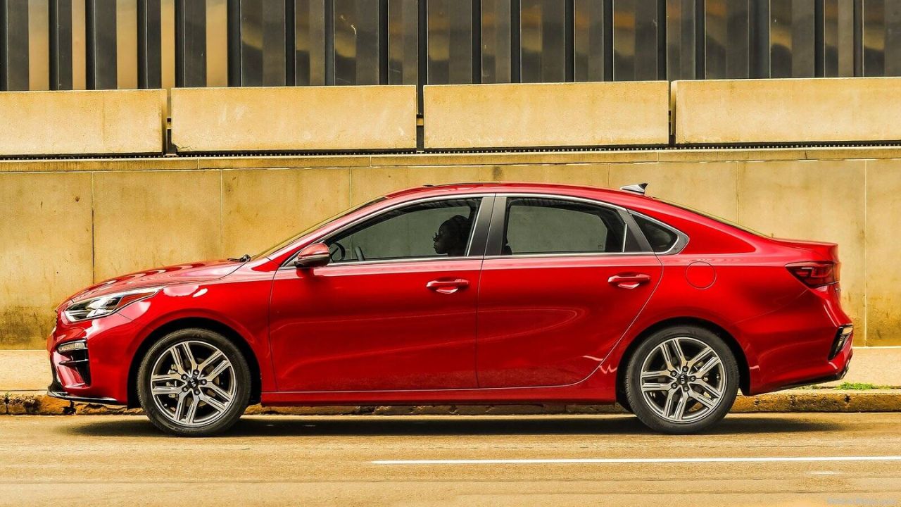 Descubra o Kia Cerato EX 2020, o sedã usado com motor 2.0, 520 litros de porta-malas e preço competitivo que desbanca os líderes Honda Civic e Toyota Corolla.