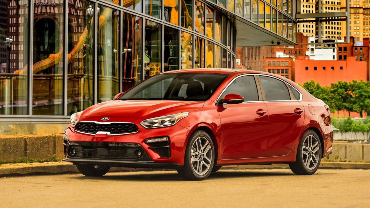 Descubra o Kia Cerato EX 2020, o sedã usado com motor 2.0, 520 litros de porta-malas e preço competitivo que desbanca os líderes Honda Civic e Toyota Corolla.
