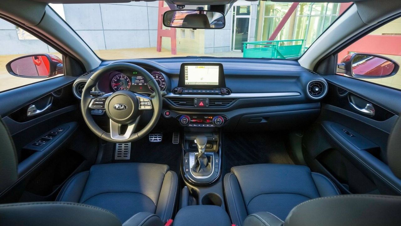 Descubra o Kia Cerato EX 2020, o sedã usado com motor 2.0, 520 litros de porta-malas e preço competitivo que desbanca os líderes Honda Civic e Toyota Corolla.