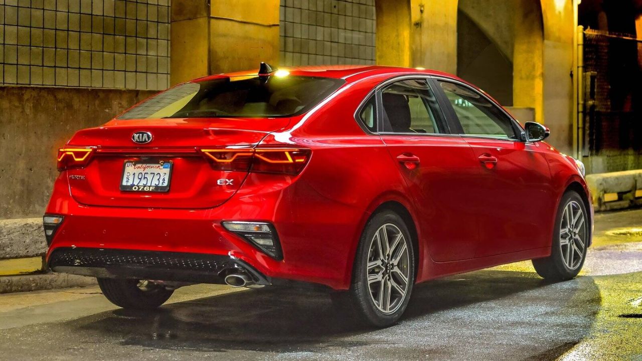 Descubra o Kia Cerato EX 2020, o sedã usado com motor 2.0, 520 litros de porta-malas e preço competitivo que desbanca os líderes Honda Civic e Toyota Corolla.