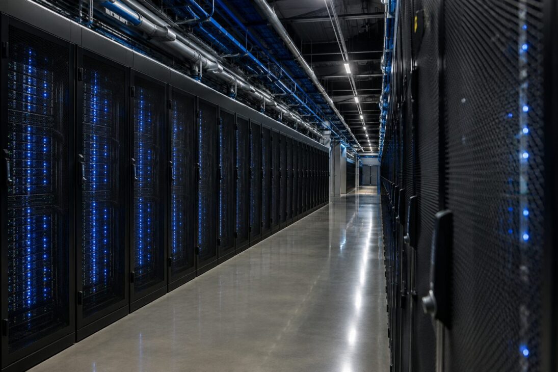 Fileiras de servidores em um data center geram calor intenso e dependem de água para resfriamento.
