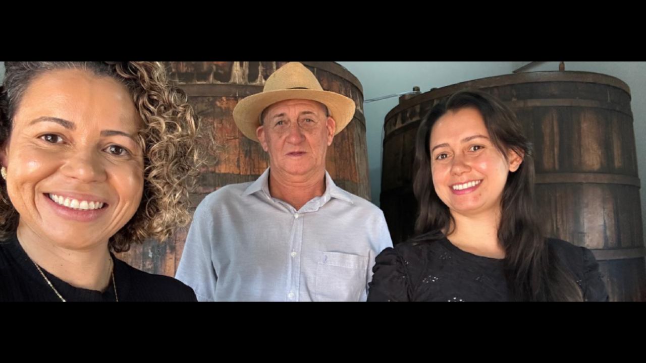 Com apoio da Emater-MG, duas irmãs obtêm registro do Mapa para o Alambique Durvalina e profissionalizam a tradicional cachaça artesanal da família em Igarapé.