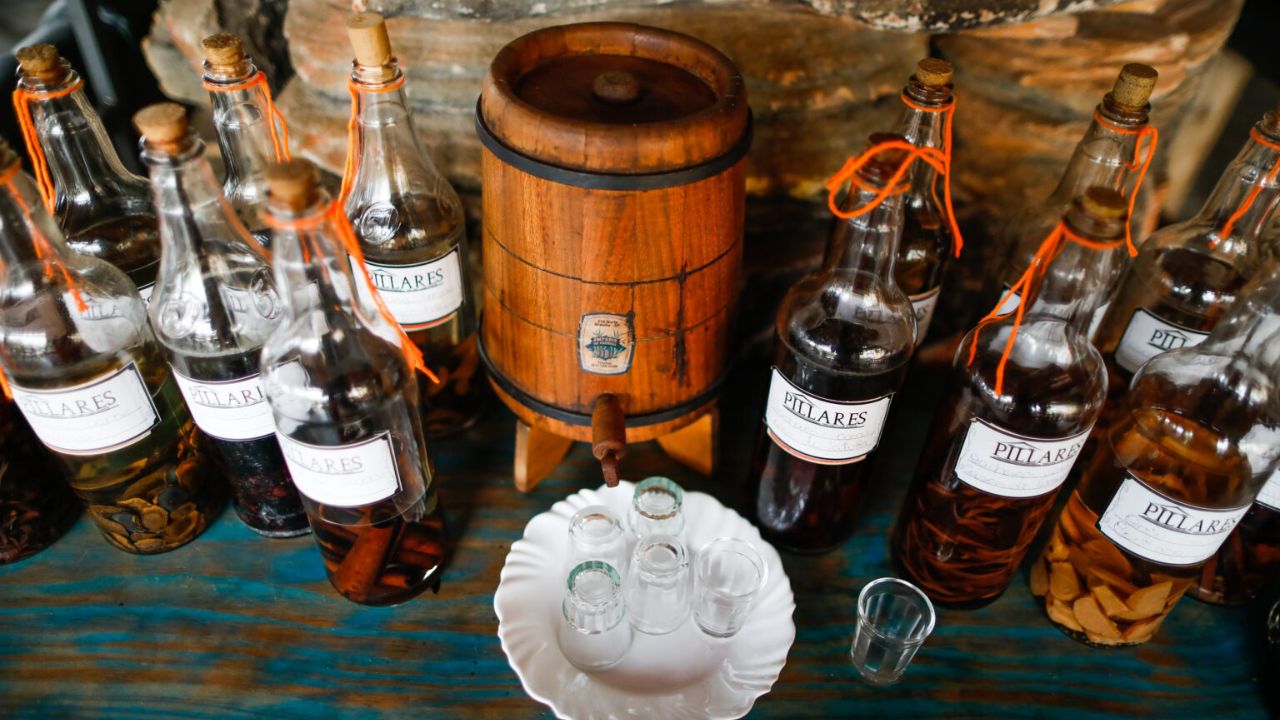 Com apoio da Emater-MG, duas irmãs obtêm registro do Mapa para o Alambique Durvalina e profissionalizam a tradicional cachaça artesanal da família em Igarapé.