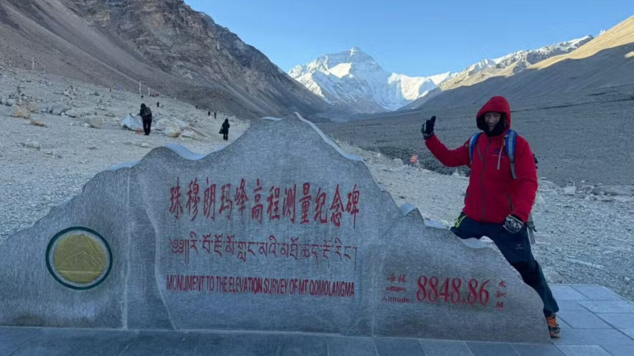 Trekker percorre trilha no Himalaia rumo ao Campo Base do Everest, a 5.364 metros de altitude