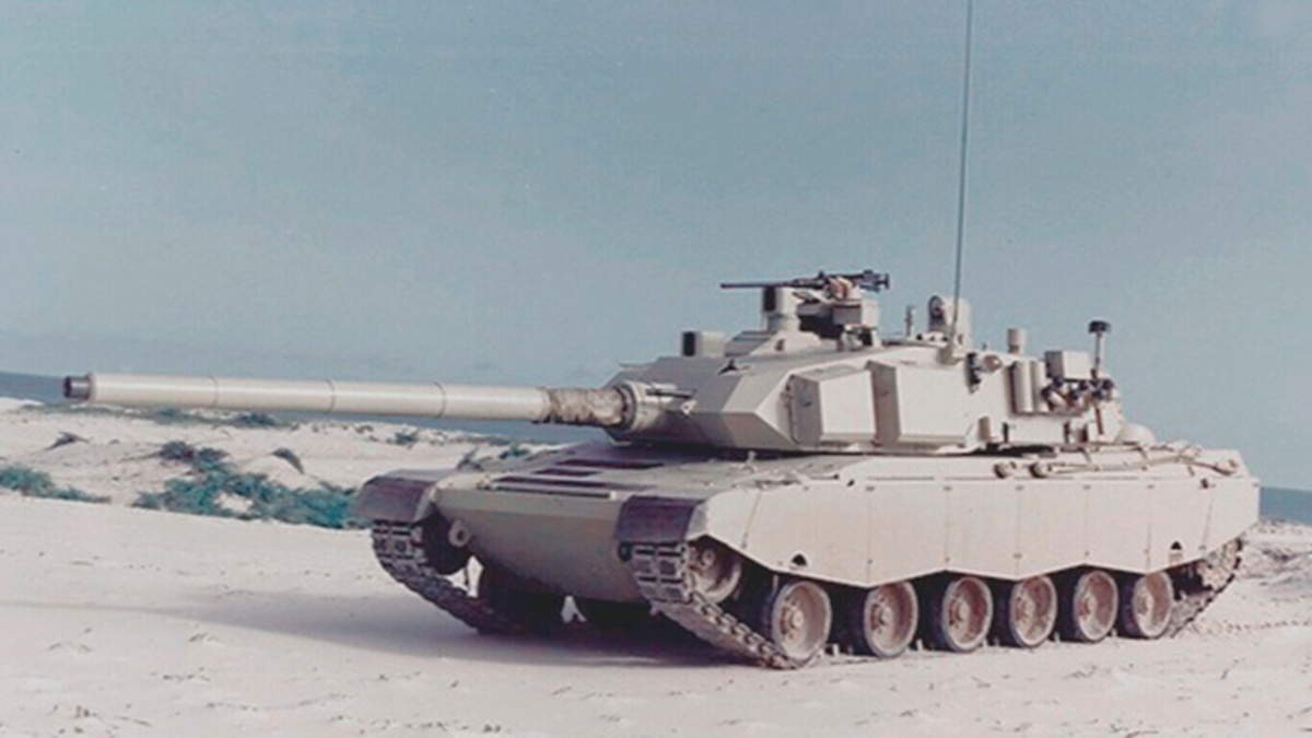 Tanque brasileño EE-T1 Osório en área desértica, destacando el prototipo desarrollado por Engesa para competir contra blindados occidentales en la competencia militar promovida por Arabia Saudita.