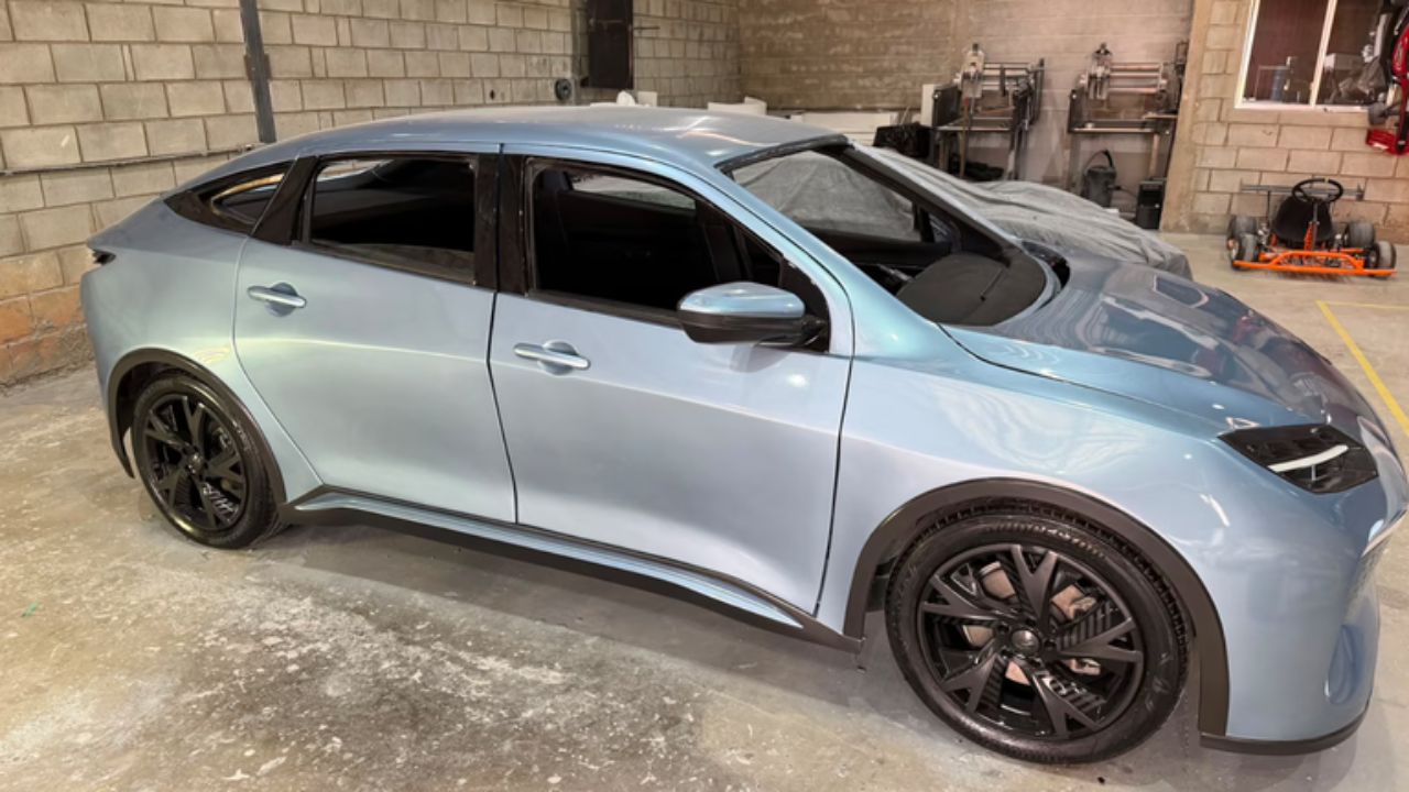 Com motor flex + elétrico e autonomia de 1.000 km, o Lecar 459 promete agitar o setor. Mas conflito com o MDIC ameaça o futuro da startup brasileira.