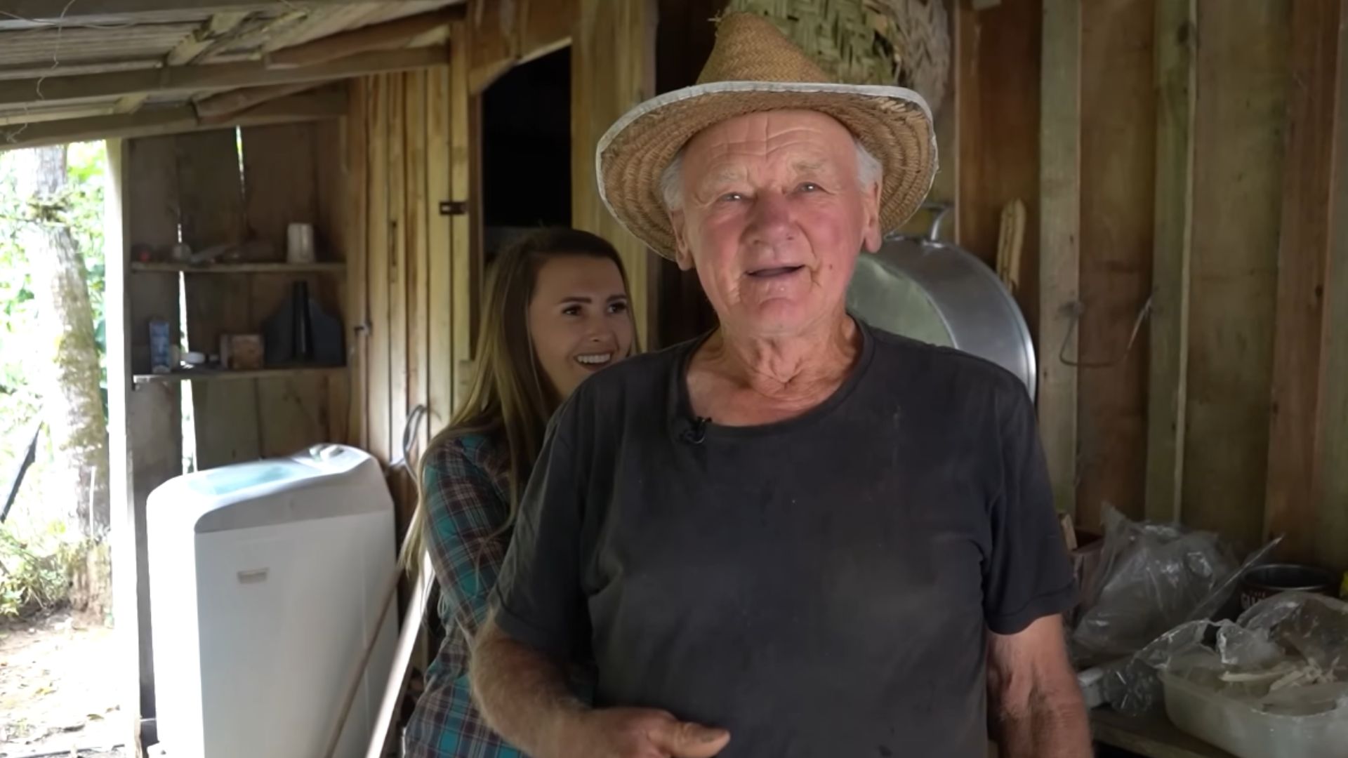 Conhecido por todos como seu Bastião, o agricultor preserva equipamentos históricos e técnicas artesanais que ajudam a manter viva a cultura do interior brasileiro.
