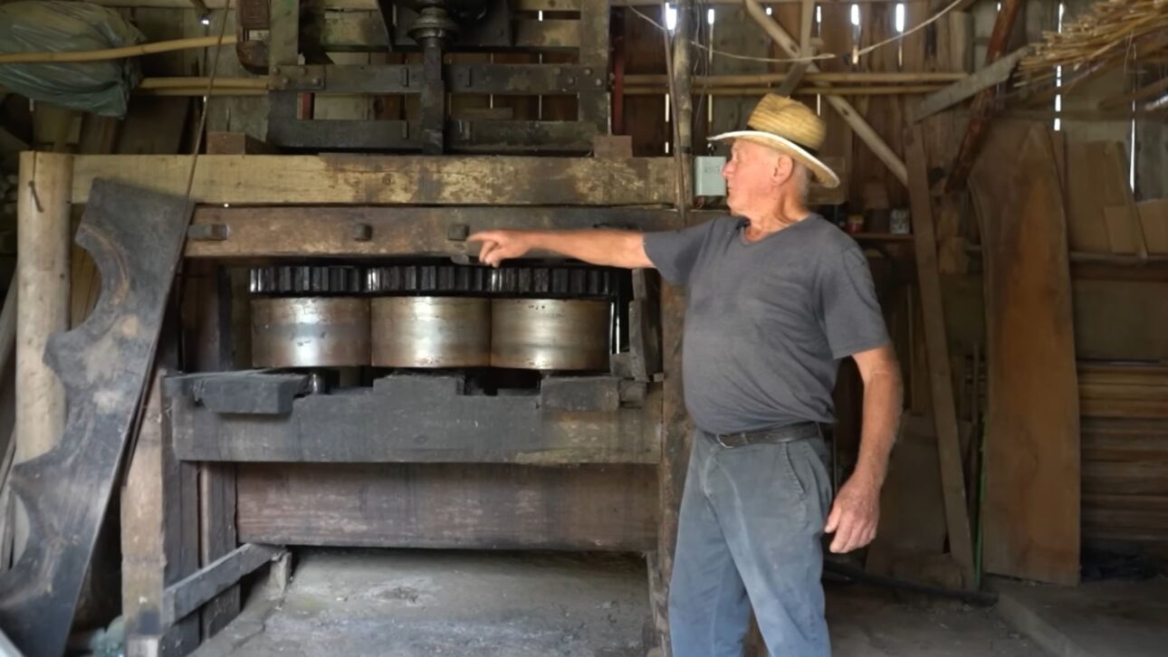 Engenho de cana de açúcar artesanal e ferramentas rurais antigas em sítio de Leoberto Leal, Santa Catarina