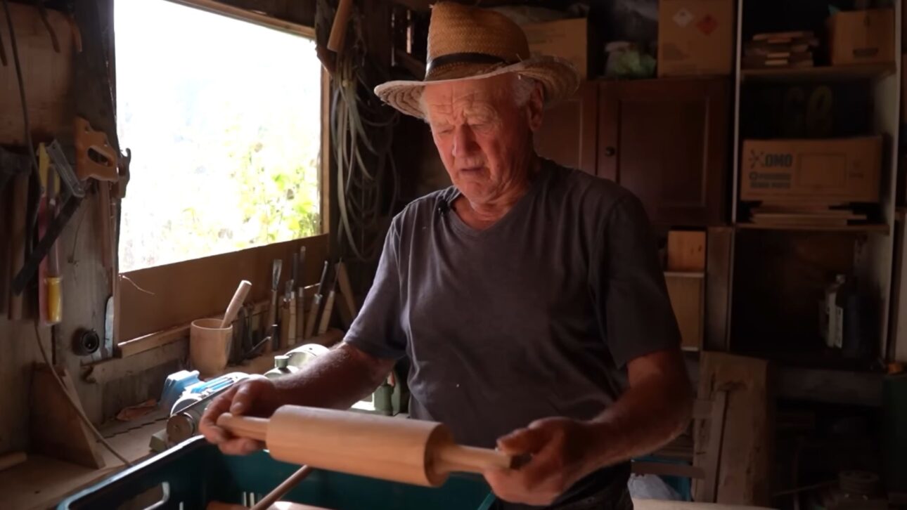 Acervo de ferramentas e utensílios feitos à mão por Sebastião demonstra a importância do conhecimento artesanal para a preservação da cultura rural brasileira.