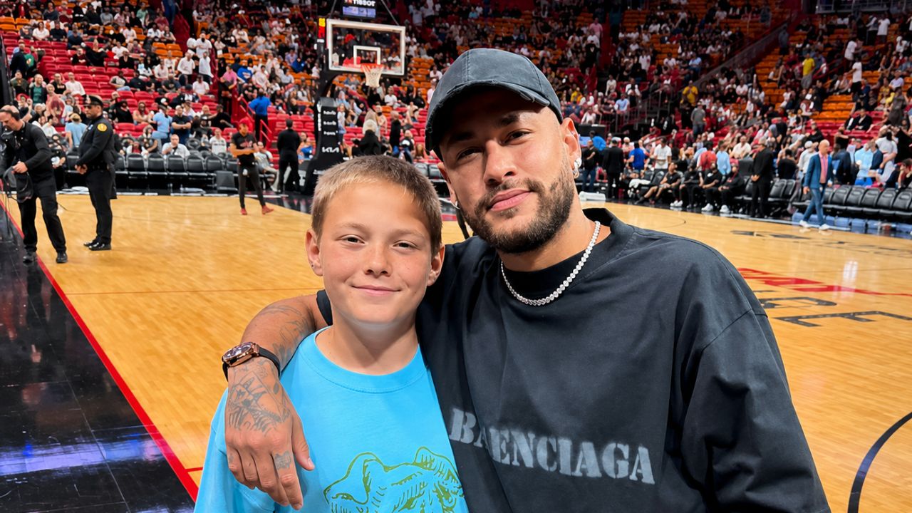 Davi Lucca, filho de Neymar, decidiu começar a trabalhar cedo. Aos 14 anos, o adolescente lançou a AmigoDino, uma marca de colecionáveis feitos em impressora 3D.