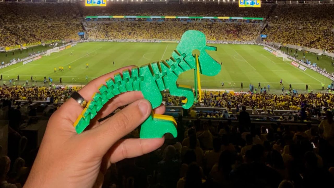 Davi Lucca, filho de Neymar, decidiu começar a trabalhar cedo. Aos 14 anos, o adolescente lançou a AmigoDino, uma marca de colecionáveis feitos em impressora 3D.