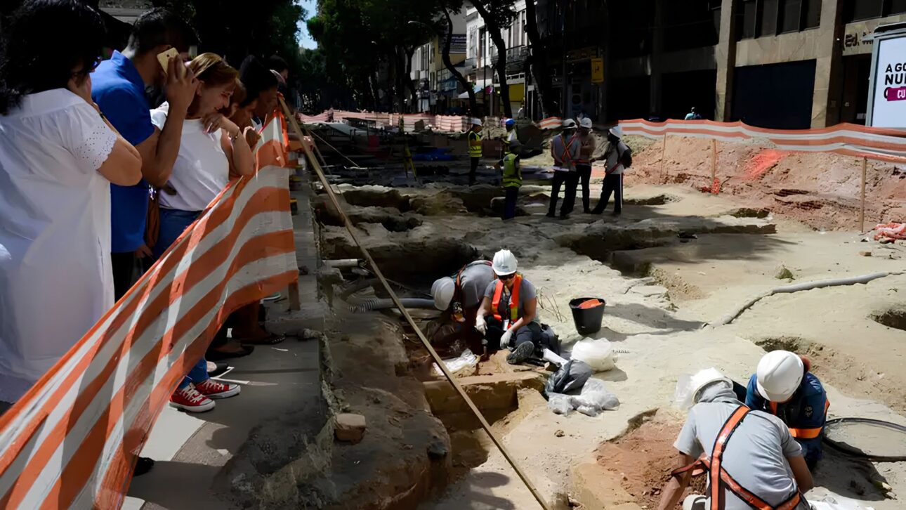 Operários escavavam a expansão do VLT no Centro do Rio quando encontraram, no subsolo da obra, 15 ossadas e uma igreja soterrada do século XVIII ligada à história apagada pelas grandes reformas urbanas da cidade