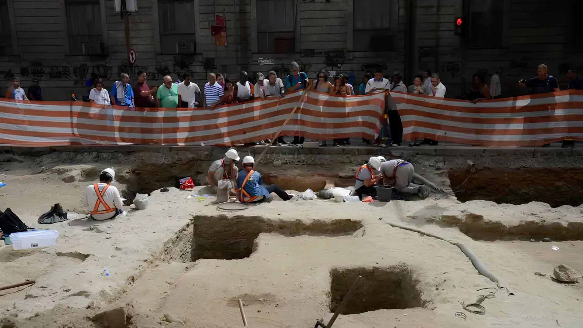 Operários escavavam a expansão do VLT no Centro do Rio quando encontraram, no subsolo da obra, 15 ossadas e uma igreja soterrada do século XVIII ligada à história apagada pelas grandes reformas urbanas da cidade