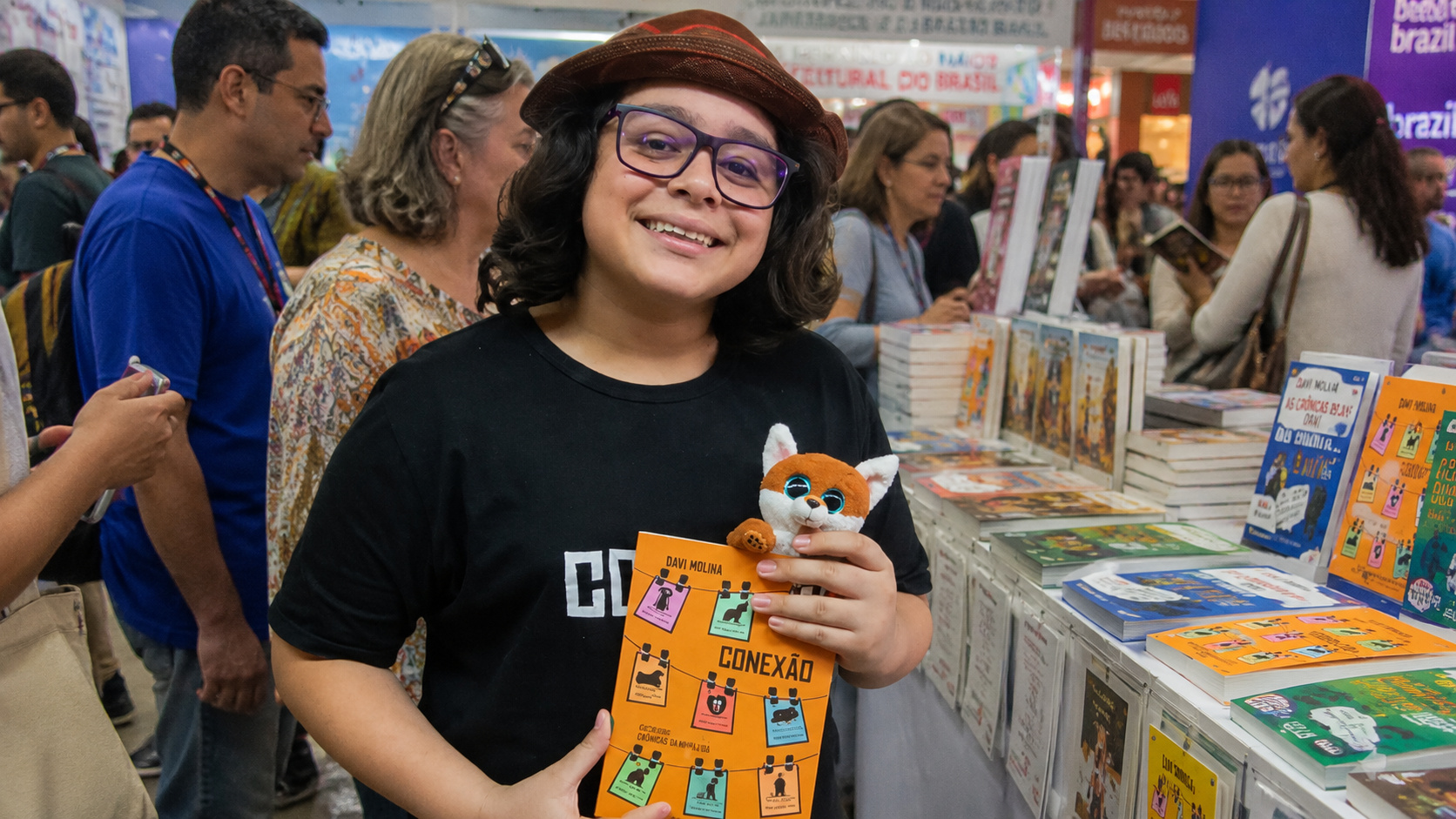 Jovem escritor cearense apresenta seus livros em evento literário nacional.