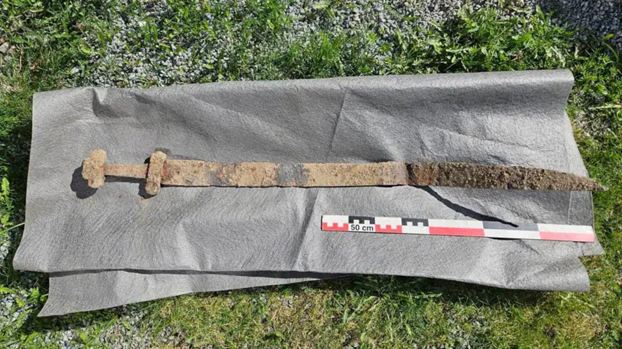 Menino de 6 anos encontra rara espada viking com mais de mil anos perto de túmulos da Idade do Ferro na Noruega.
