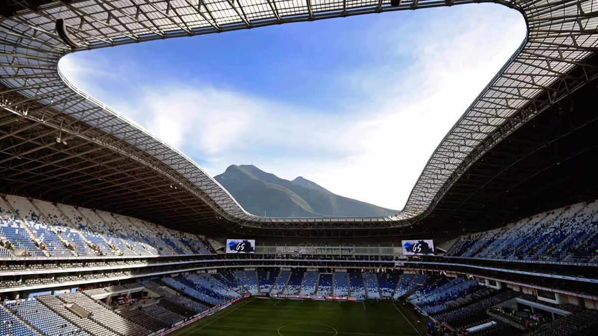 Estádio em Monterrey, no México, uma das sedes ligadas à Copa do Mundo 2026, em debate sobre impacto ambiental, logística e emissões de CO₂.