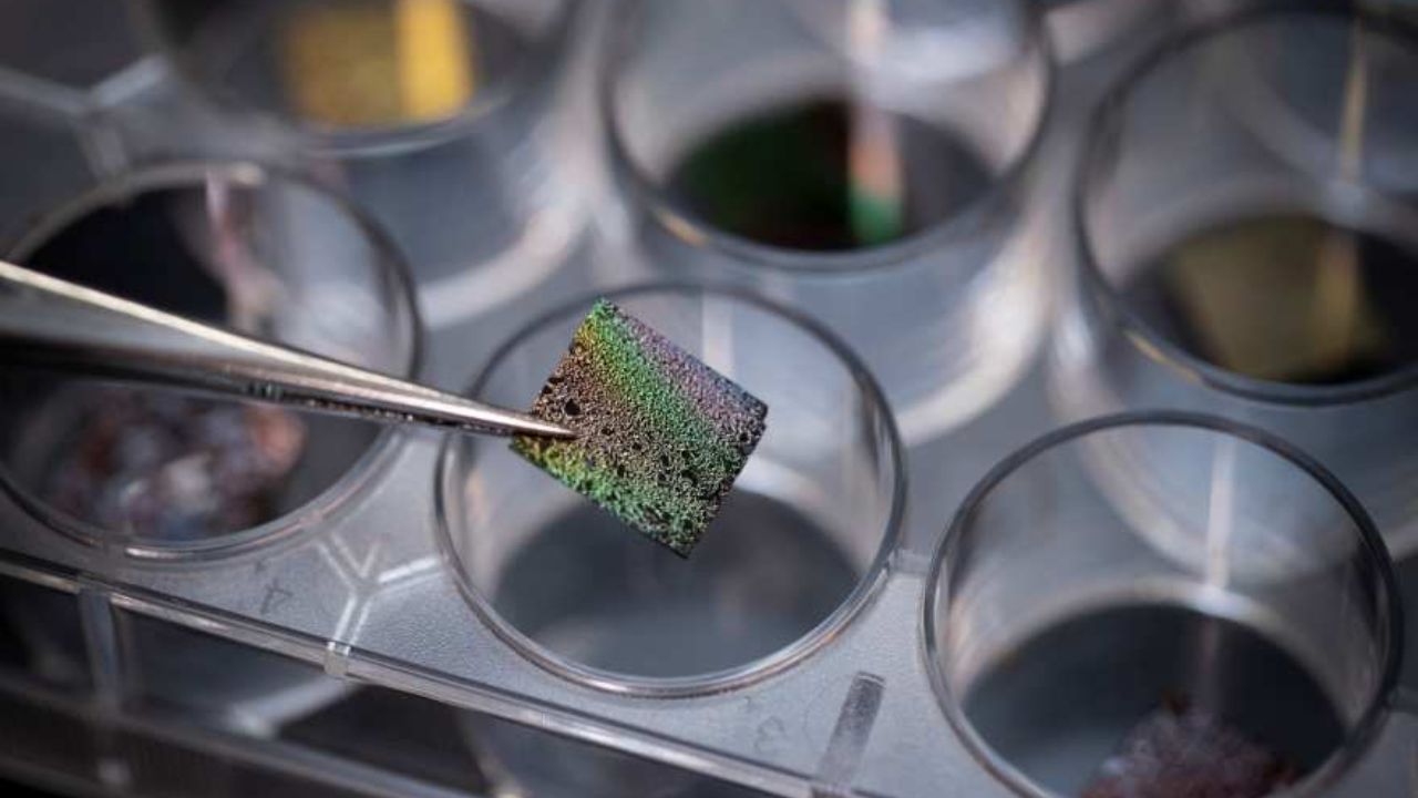 Poeira cósmica artificial produzida em laboratório permite estudar moléculas ligadas à origem da vida e processos que ocorrem no espaço.