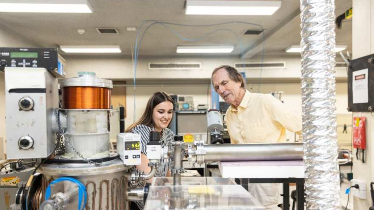Poeira cósmica artificial produzida em laboratório permite estudar moléculas ligadas à origem da vida e processos que ocorrem no espaço.