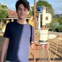 Bomba d’água movida a vento criada por adolescente pernambucano utiliza materiais recicláveis, reduz custos e pode facilitar o acesso à água em áreas rurais.