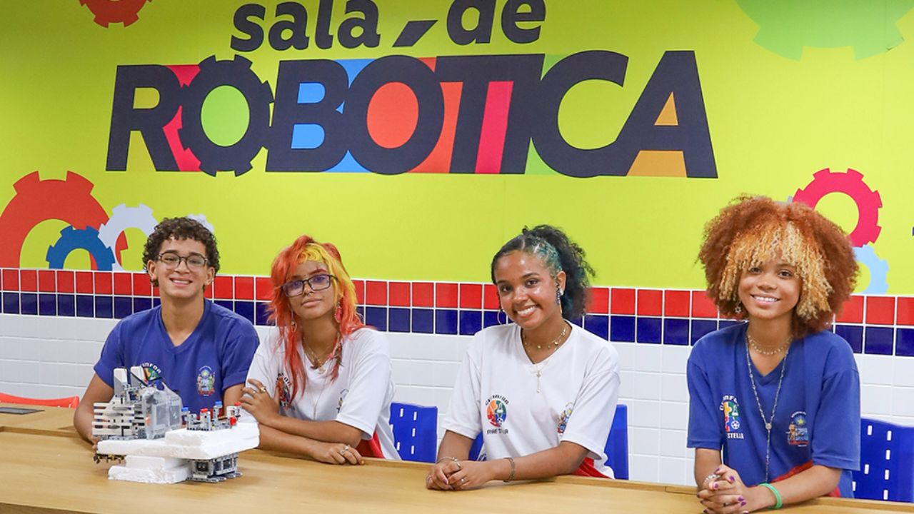 Alunos do 2º ano do ensino médio em Salvador criam barco de lego para limpar os oceanos. O projeto sustentável evita combustíveis fósseis e ajuda o meio ambiente.
