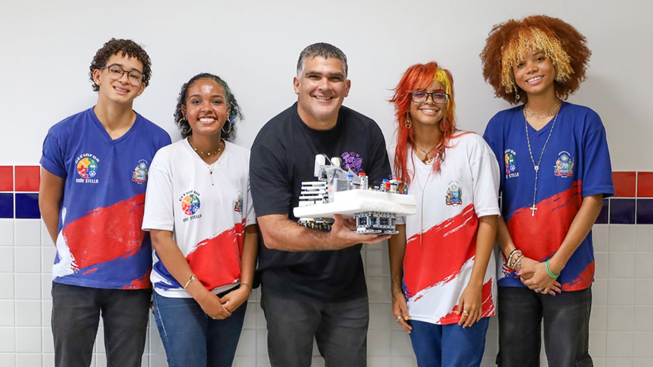 Alunos do 2º ano do ensino médio em Salvador criam barco de lego para limpar os oceanos. O projeto sustentável evita combustíveis fósseis e ajuda o meio ambiente.