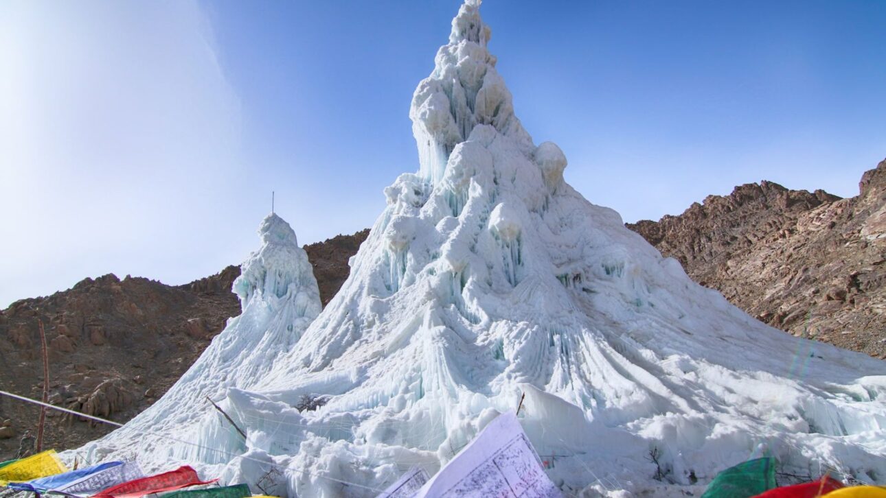 La estupa de hielo de Sonam Wangchuk guarda el agua del invierno en Ladakh y riega la primavera: ingeniería simple contra la sequía en el desierto frío.