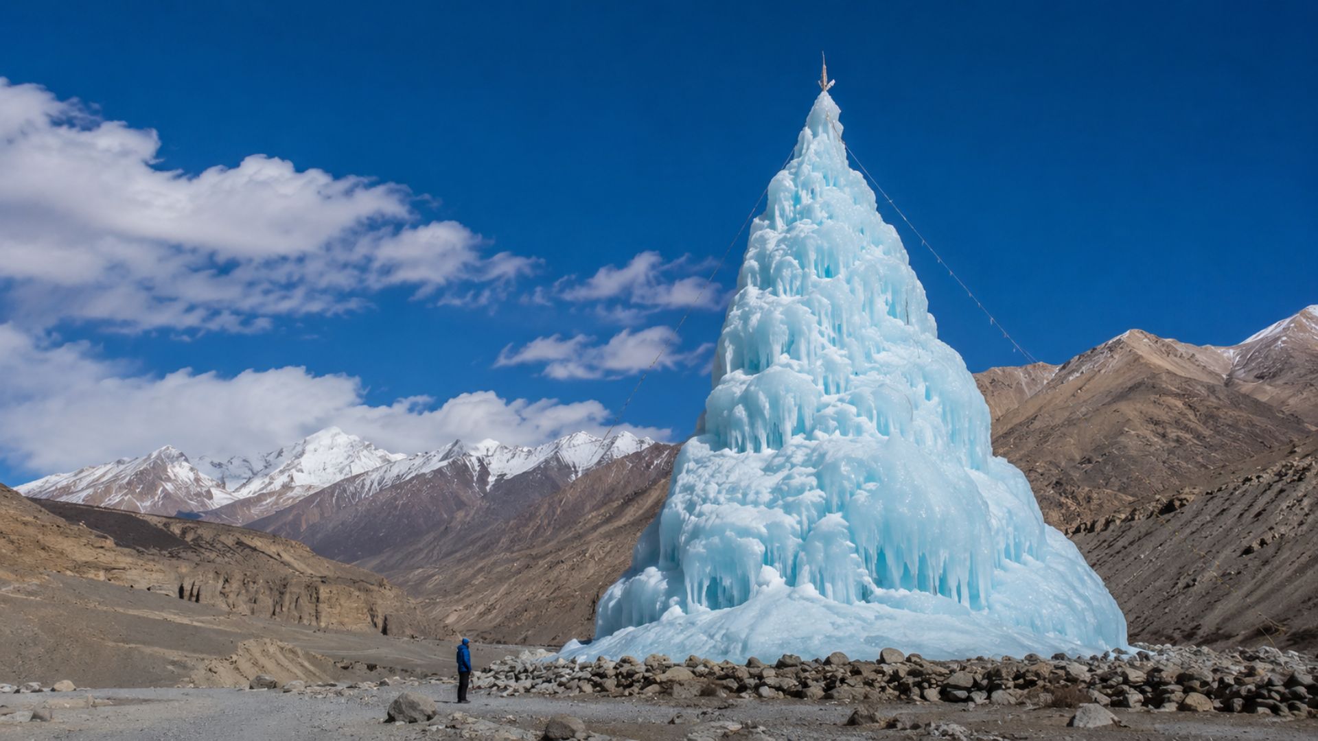A estupa de gelo de Sonam Wangchuk guarda a água do inverno em Ladakh e irriga a primavera: engenharia simples contra a seca no deserto frio.