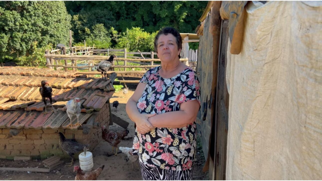 Família rural de Minas Gerais ao lado de poço cavado manualmente após três meses de trabalho com enxadas.
