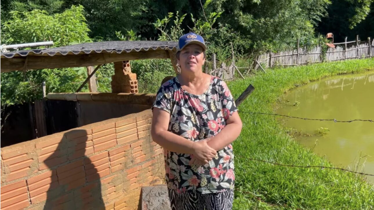 Família rural de Minas Gerais ao lado de poço cavado manualmente após três meses de trabalho com enxadas.