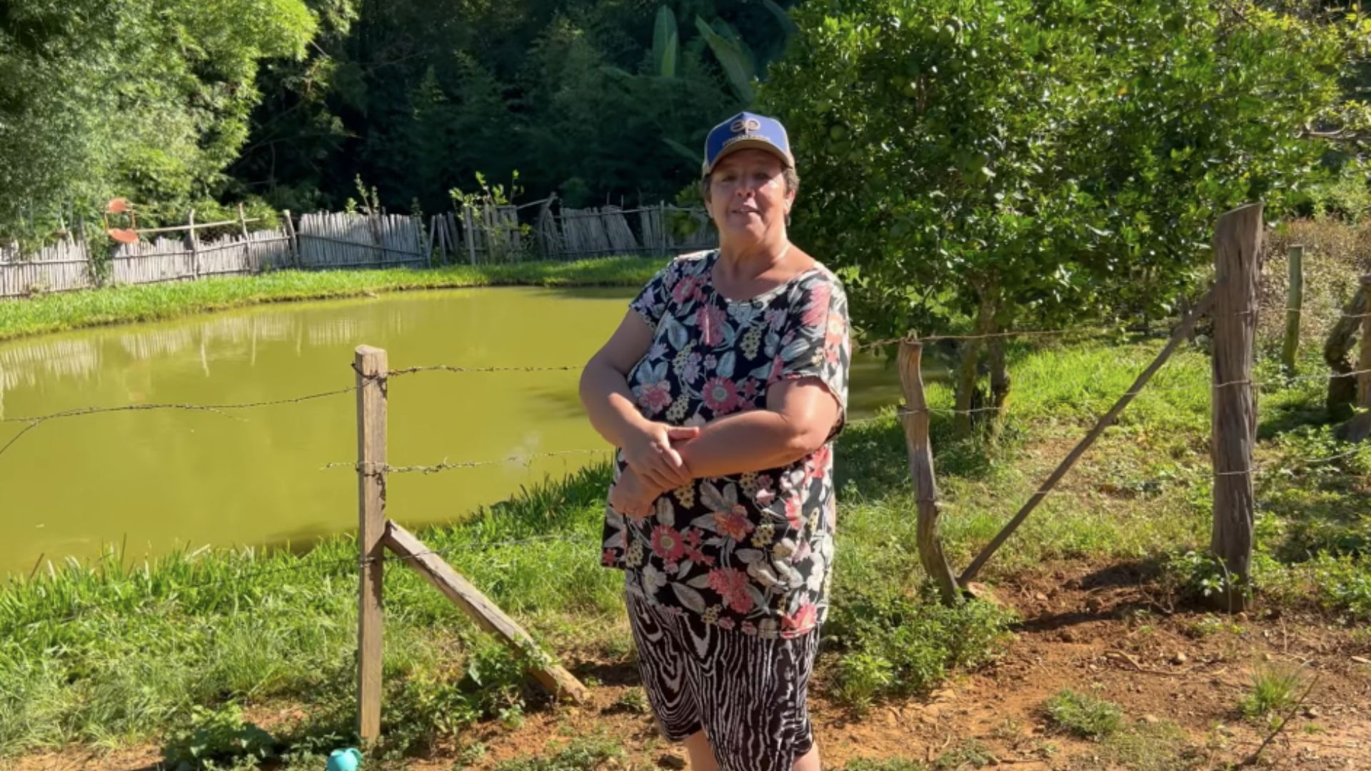 Poço cavado manualmente por família rural de Minas Gerais após três meses de trabalho noturno com enxadas e lamparina.