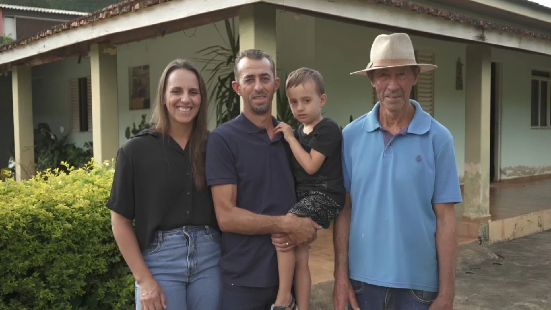 Família de produtores rurais em granja moderna de frangos no interior de São Paulo com aviários climatizados e produção voltada à exportação.